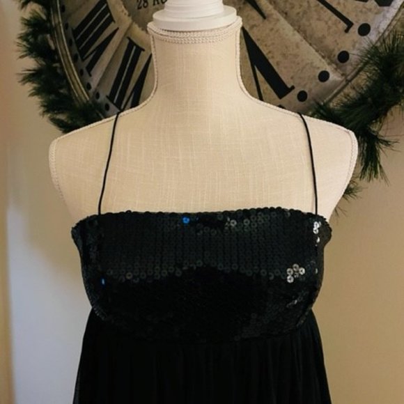 The Perfect Little Black Dress - Picture 2 of 5